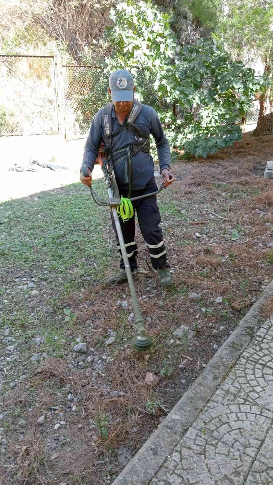 Ortaca’da yeşil alanlarda bakım ve temizlik çalışması