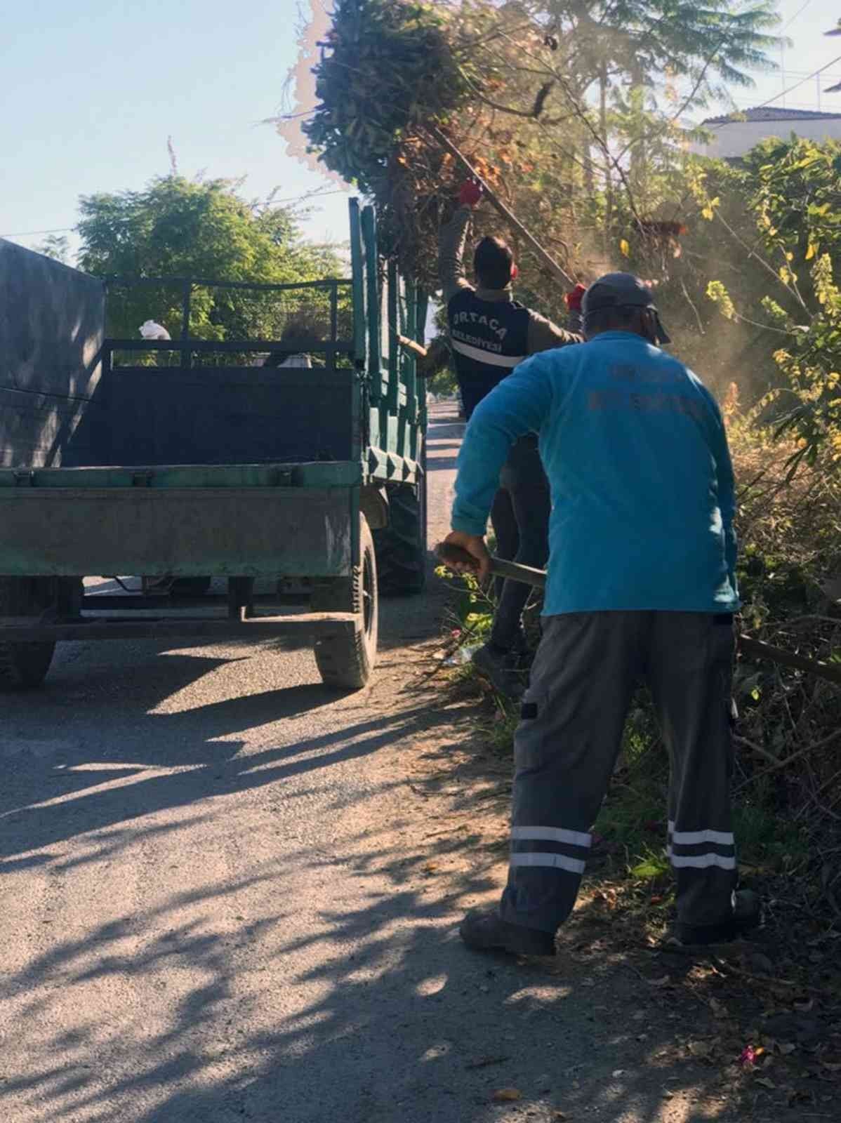 Ortaca’da yeşil alanlarda bakım ve temizlik çalışması