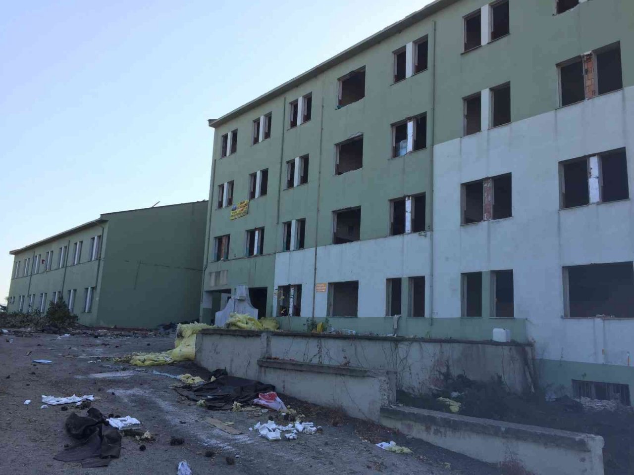 Kaymakam Ünal boşaltılan okulun yıkım çalışmalarını yerinde inceledi