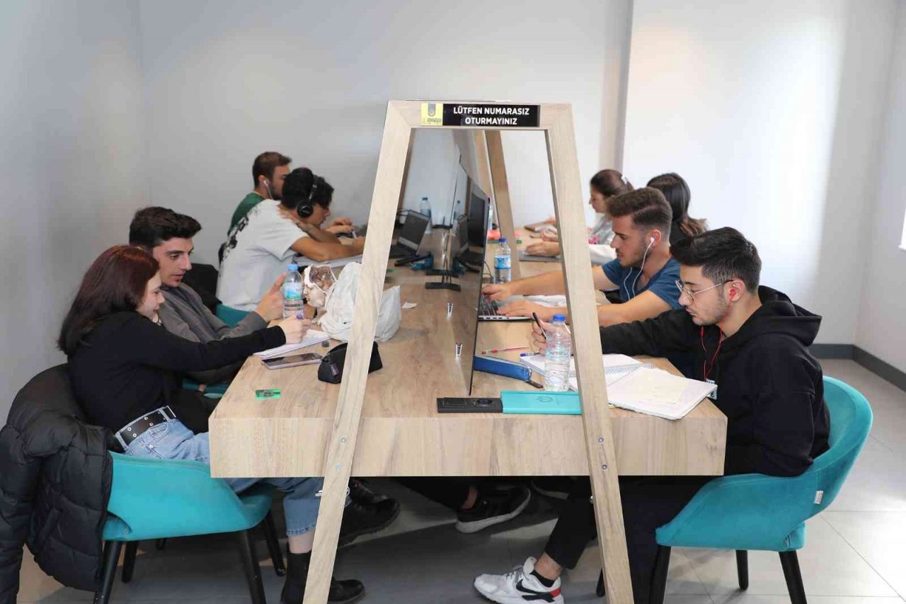 ‘Uyumayan kütüphane’ 2 yaşında