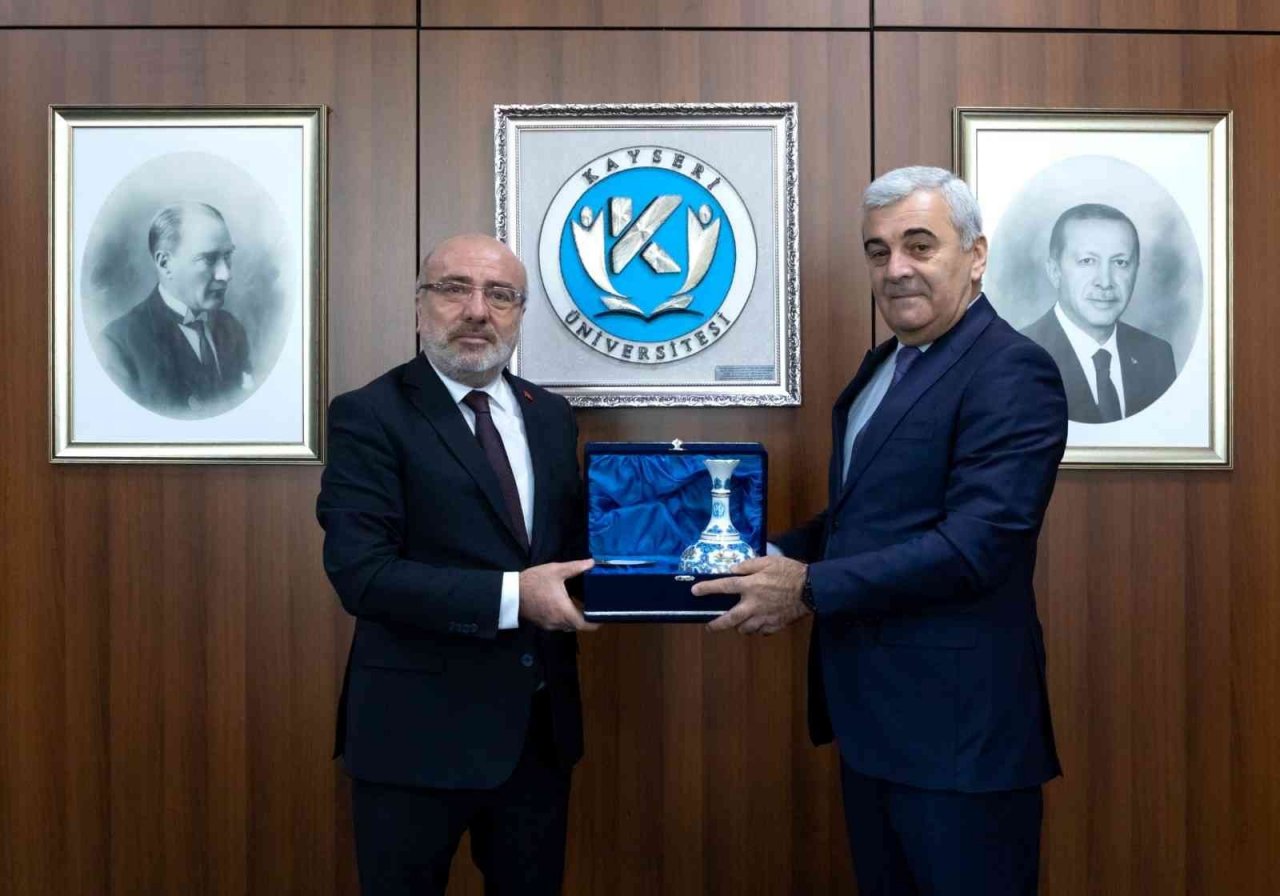 Diaspora Bakan Yardımcısı’ndan Rektör Karamustafa’ya ziyaret