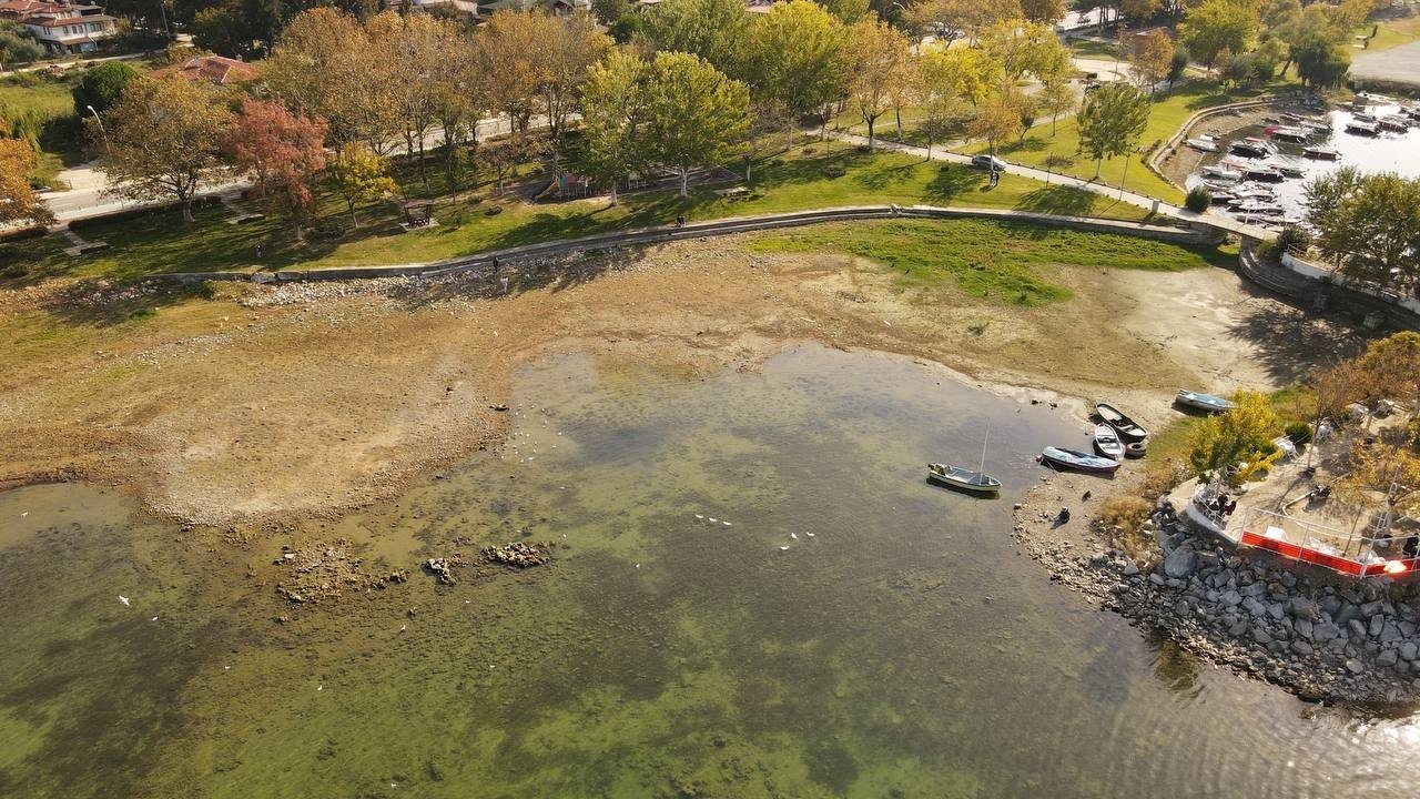 İznik Gölü’nde tehlikeli görüntü...Sular altındaki bazilika günyüzüne çıktı