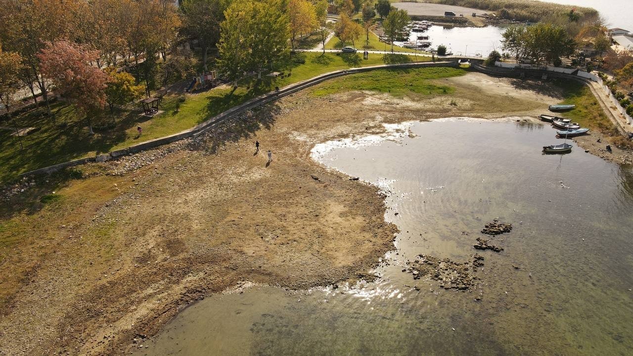 İznik Gölü’nde tehlikeli görüntü...Sular altındaki bazilika günyüzüne çıktı