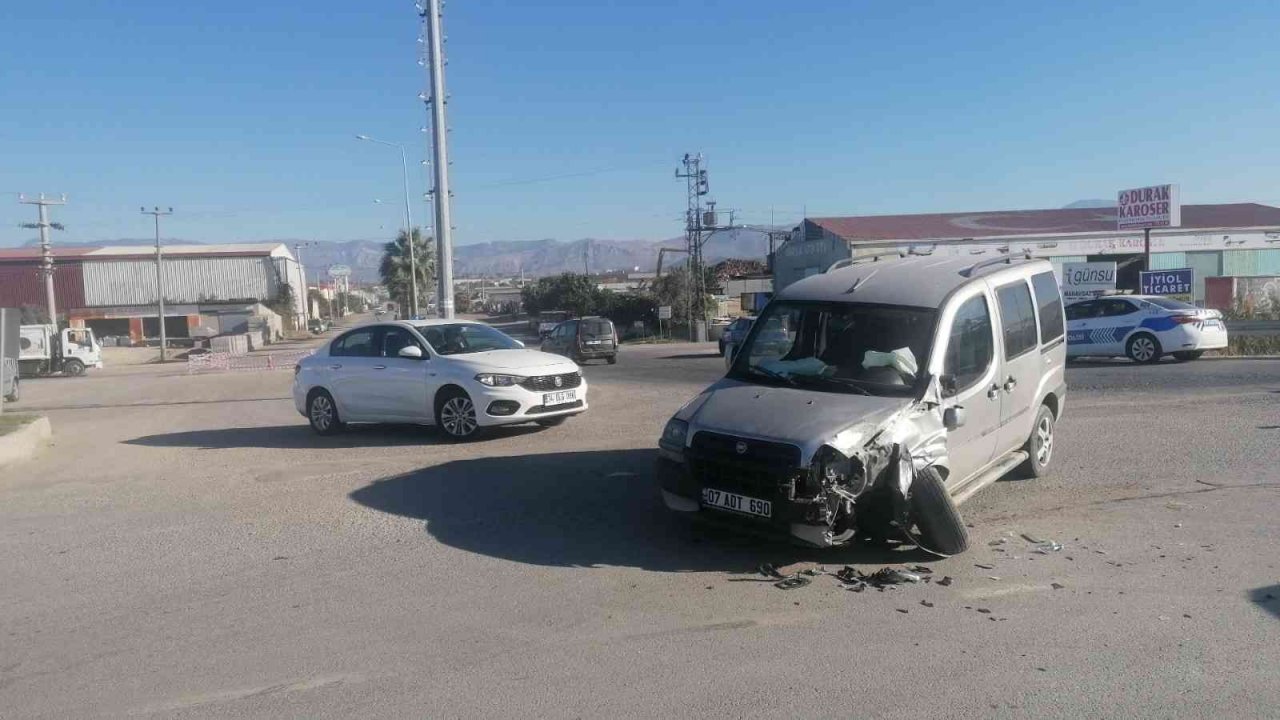 Kamyonetle hafif ticari araç çarpıştı, şans eseri yaralanan olmadı