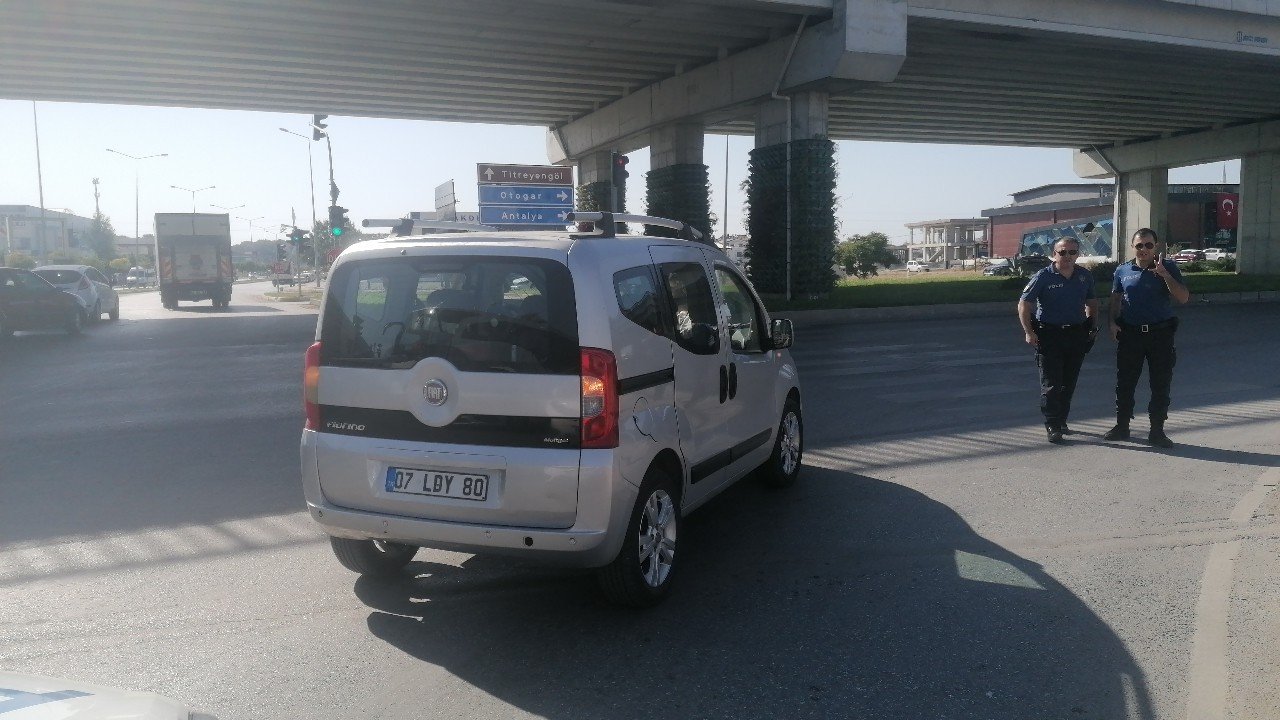Aracını yolun ortasına bırakıp başka bir araca binip gitti