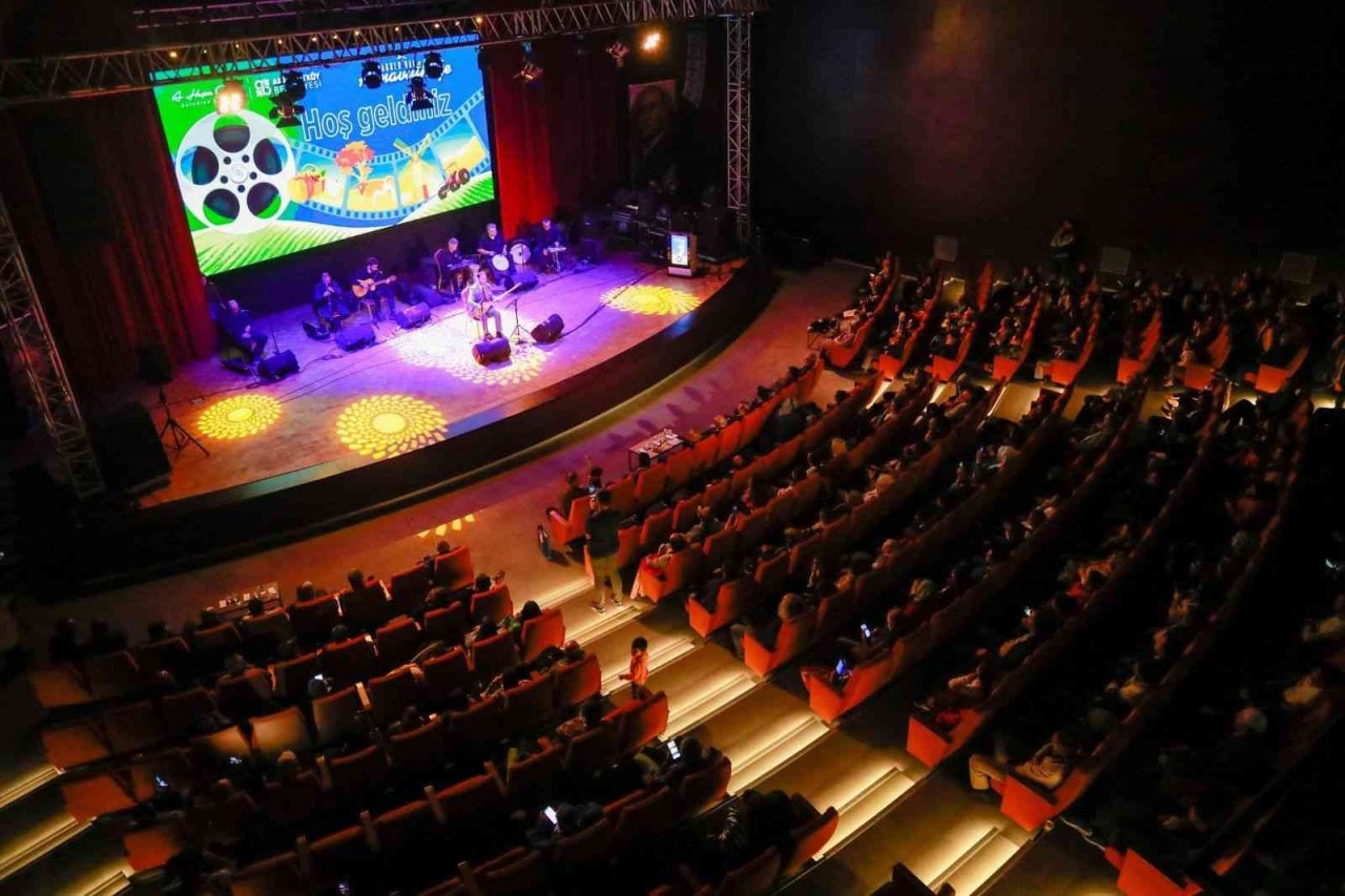 Arnavutköy Belediyesi’nden köy derneklerine belgesel hediyesi