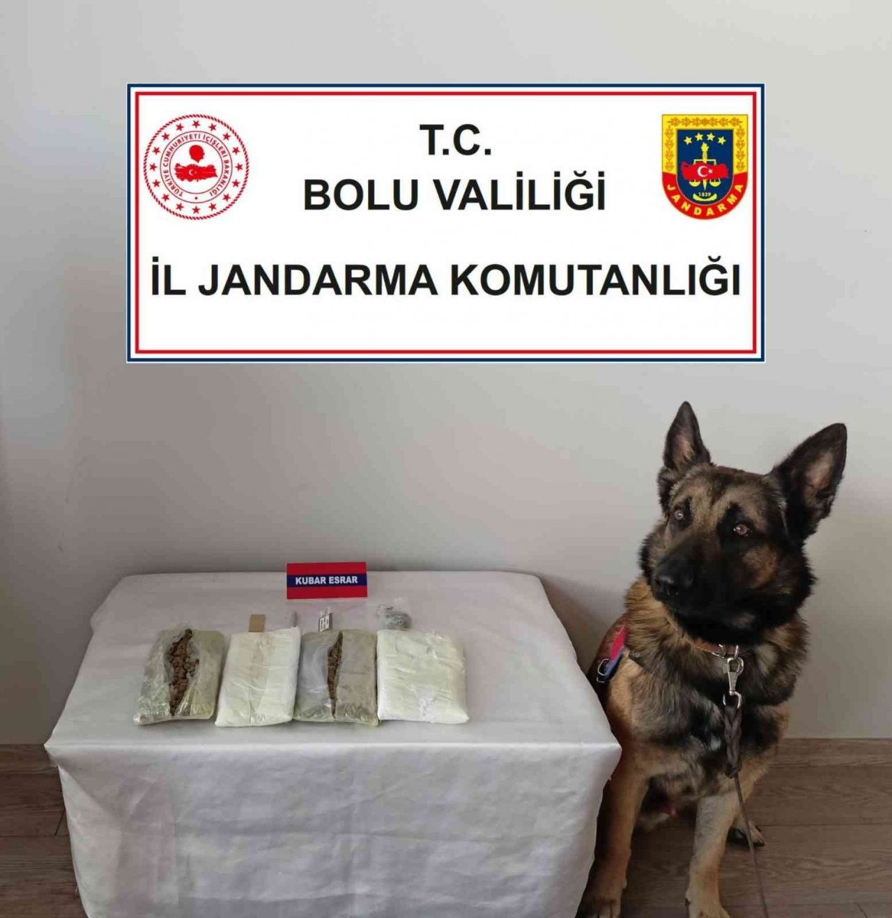 Yolcu otobüsünde beline sarılı 820 gram esararla yakalandı