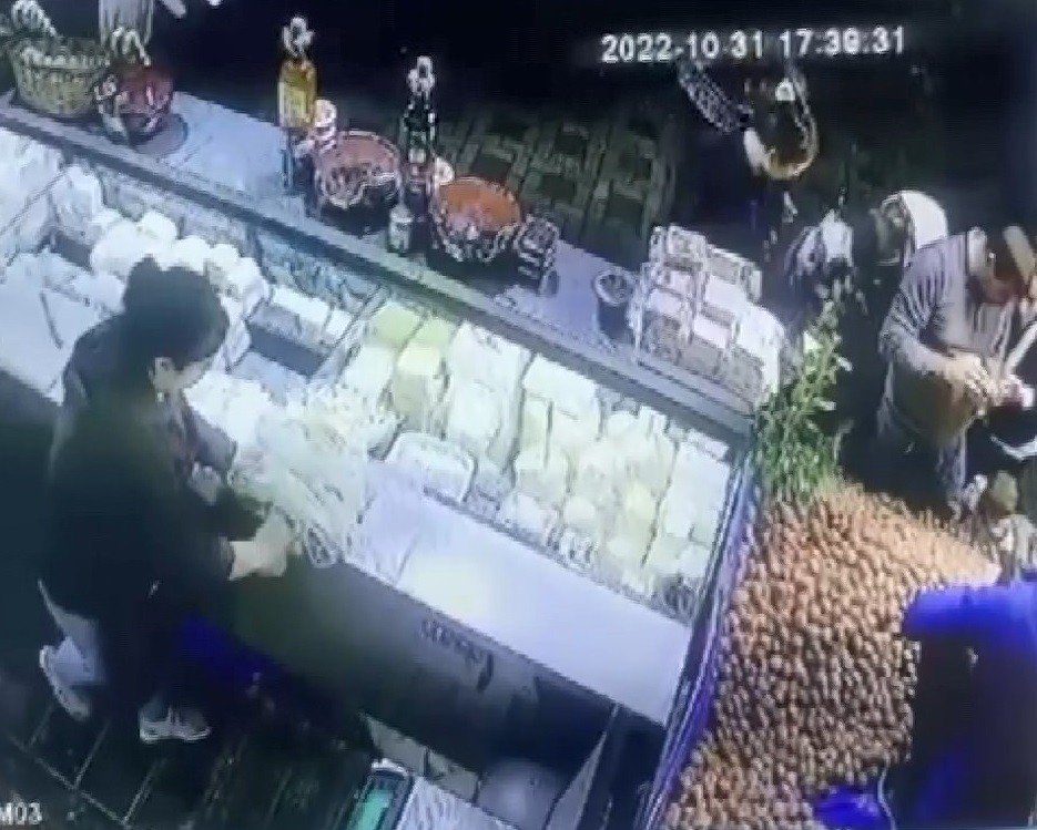 Bebek arabasını kullanarak pazarda hırsızlık yaptılar