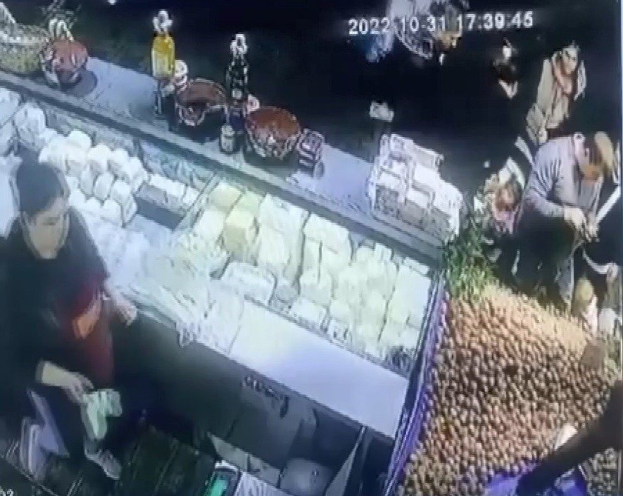 Bebek arabasını kullanarak pazarda hırsızlık yaptılar