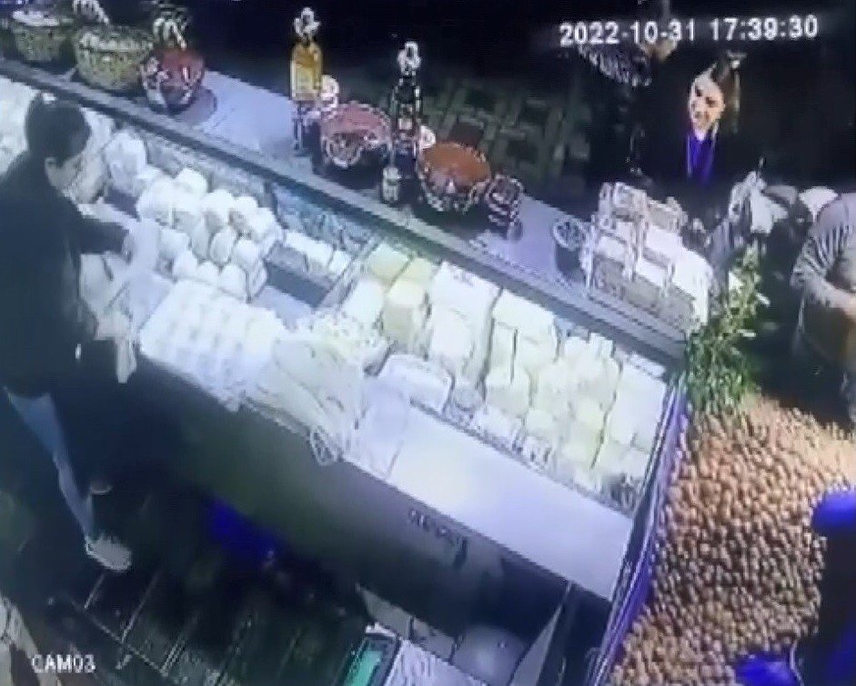 Bebek arabasını kullanarak pazarda hırsızlık yaptılar