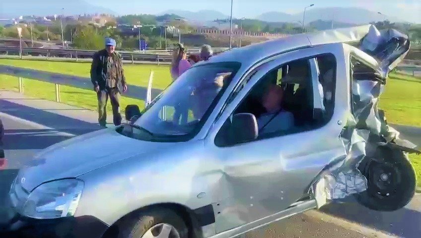 Araçta sıkışan sürücü için ölüm kalım savaşı verildi