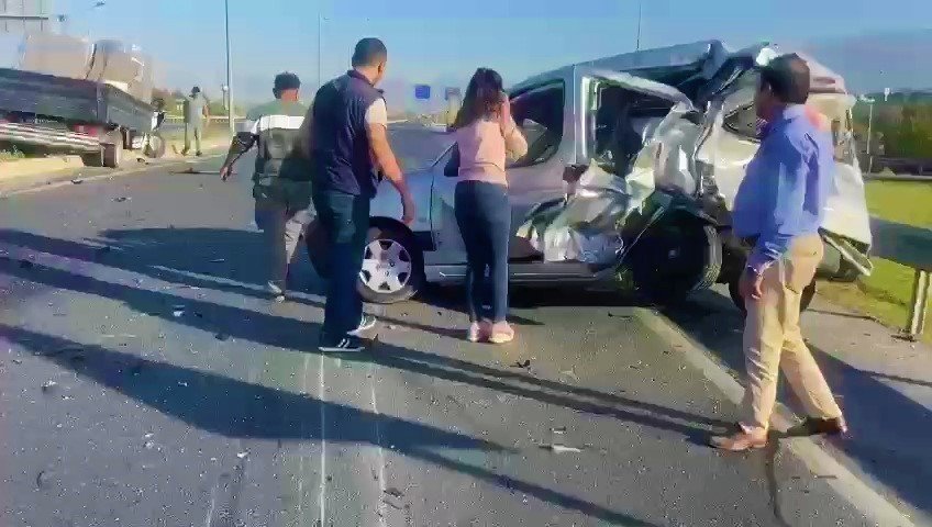 Araçta sıkışan sürücü için ölüm kalım savaşı verildi