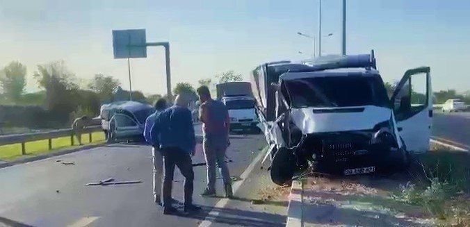 Araçta sıkışan sürücü için ölüm kalım savaşı verildi