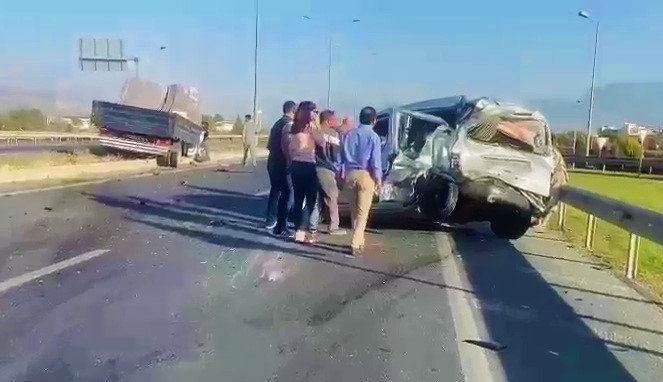 Araçta sıkışan sürücü için ölüm kalım savaşı verildi