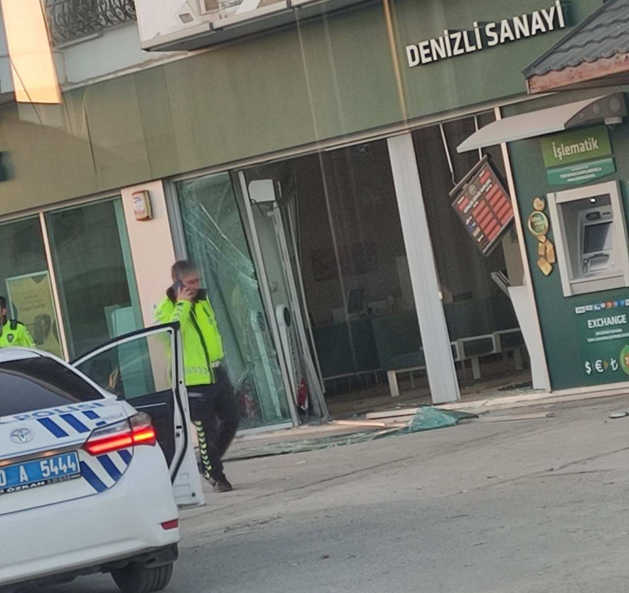 Bankaya dalan lüks araç ekipleri alarma geçirdi