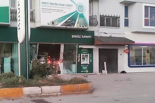 Bankaya dalan lüks araç ekipleri alarma geçirdi