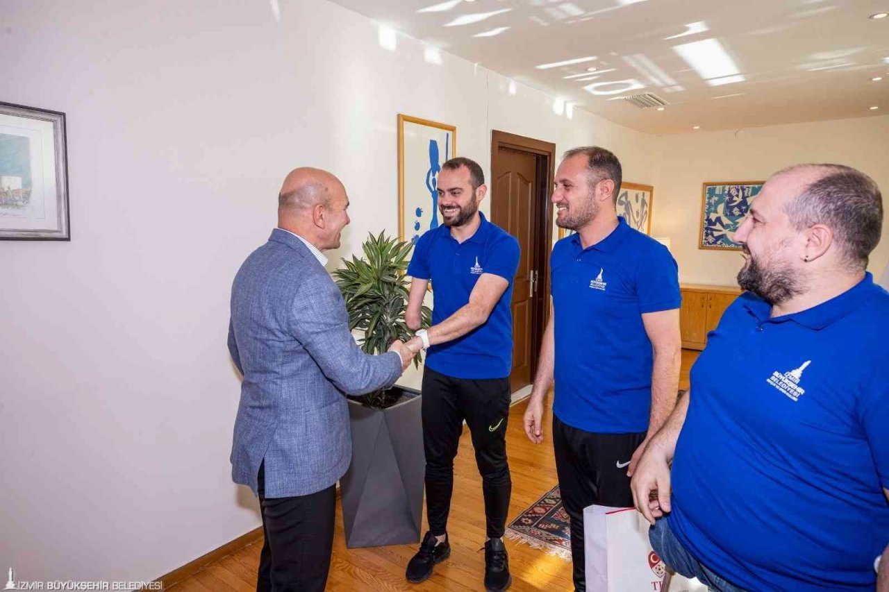 Dünya şampiyonu Ampute Milli Takımı’nın kalecisi Erdi Arslan İzmir’in gururu oldu