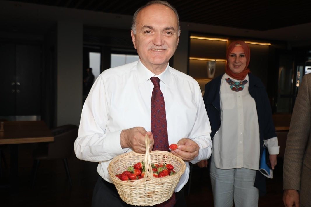 Tesiste yetişen çilekler hasat edildi