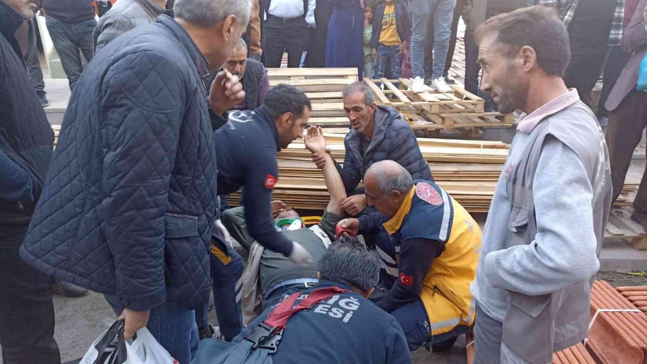 Tarihi Kapalıçarşı’da sundurma çöktü: 5 yaralı