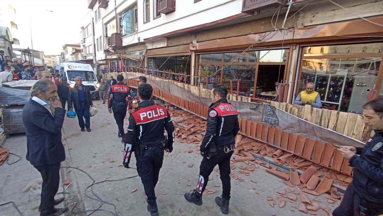 Tarihi Kapalıçarşı’da sundurma çöktü: 5 yaralı