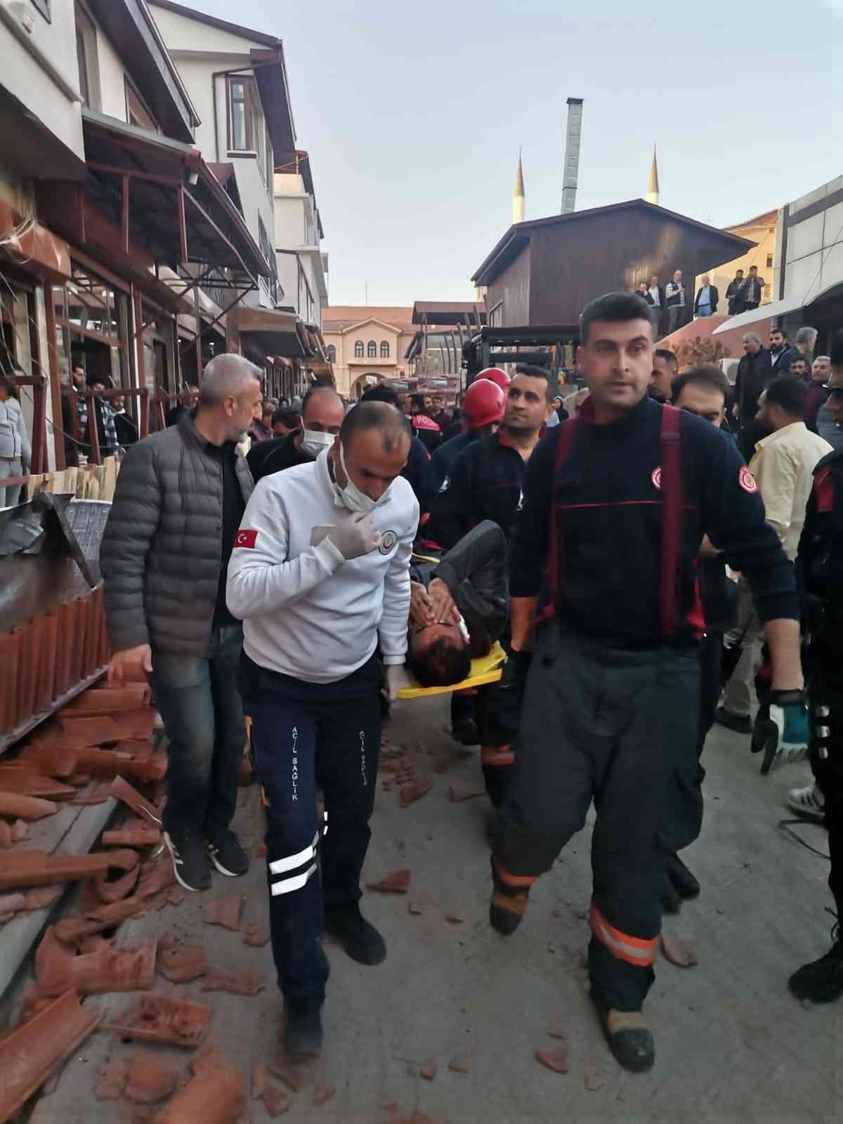 Tarihi Kapalıçarşı’da sundurma çöktü: 5 yaralı