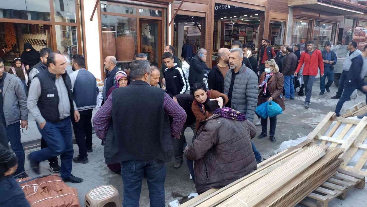 Tarihi Kapalıçarşı’da sundurma çöktü: 5 yaralı