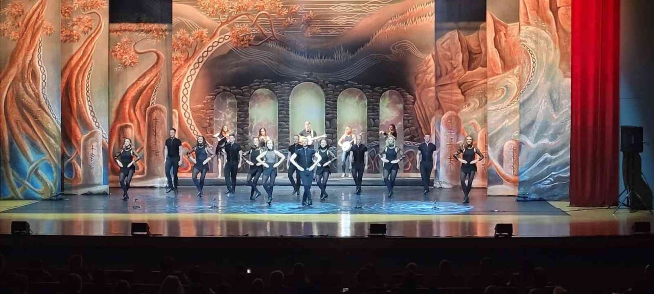İrlanda dans grubu Rhythm of the Dance Ankara’da sahne aldı