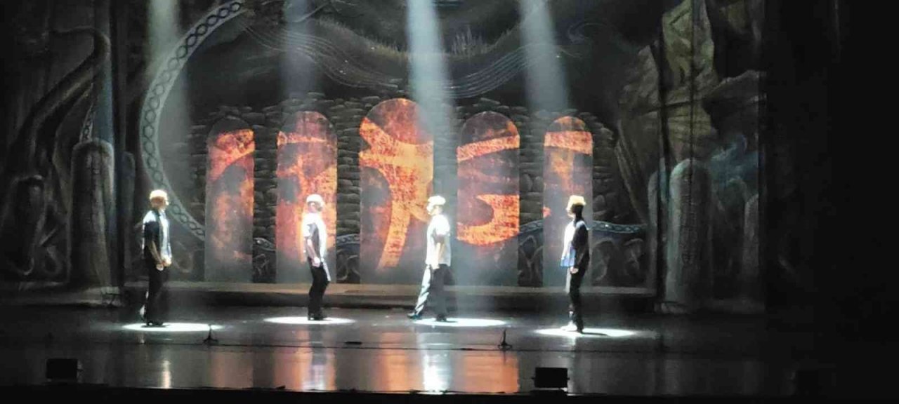İrlanda dans grubu Rhythm of the Dance Ankara’da sahne aldı