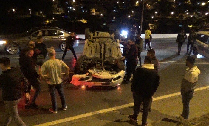 İzmir’de alkollü sürücü direksiyon hakimiyetini kaybederek takla attı