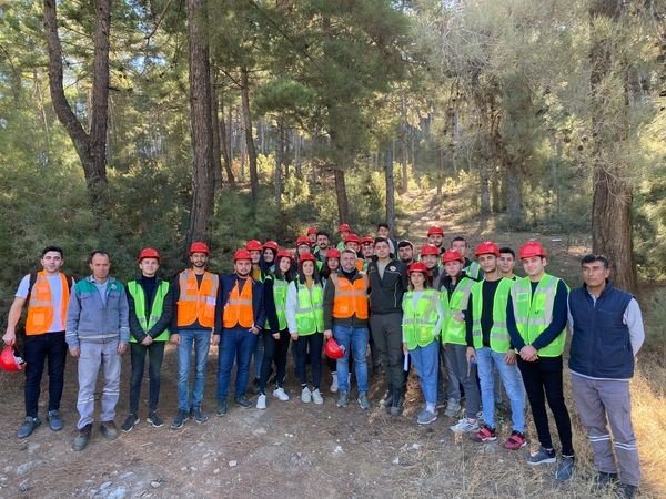 Kavaklıdere’de Ormancılık Bölümü öğrencilerine arazide eğitim verildi
