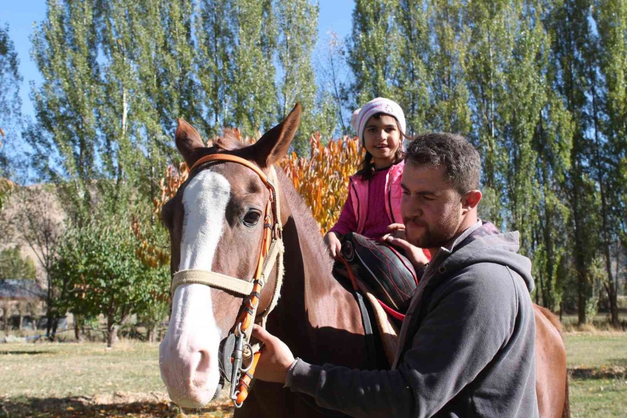Özel çocukların at binerek ok atarak ata sporlarıyla tanıştığı anlar yüzlerde tebessüm oluşturdu