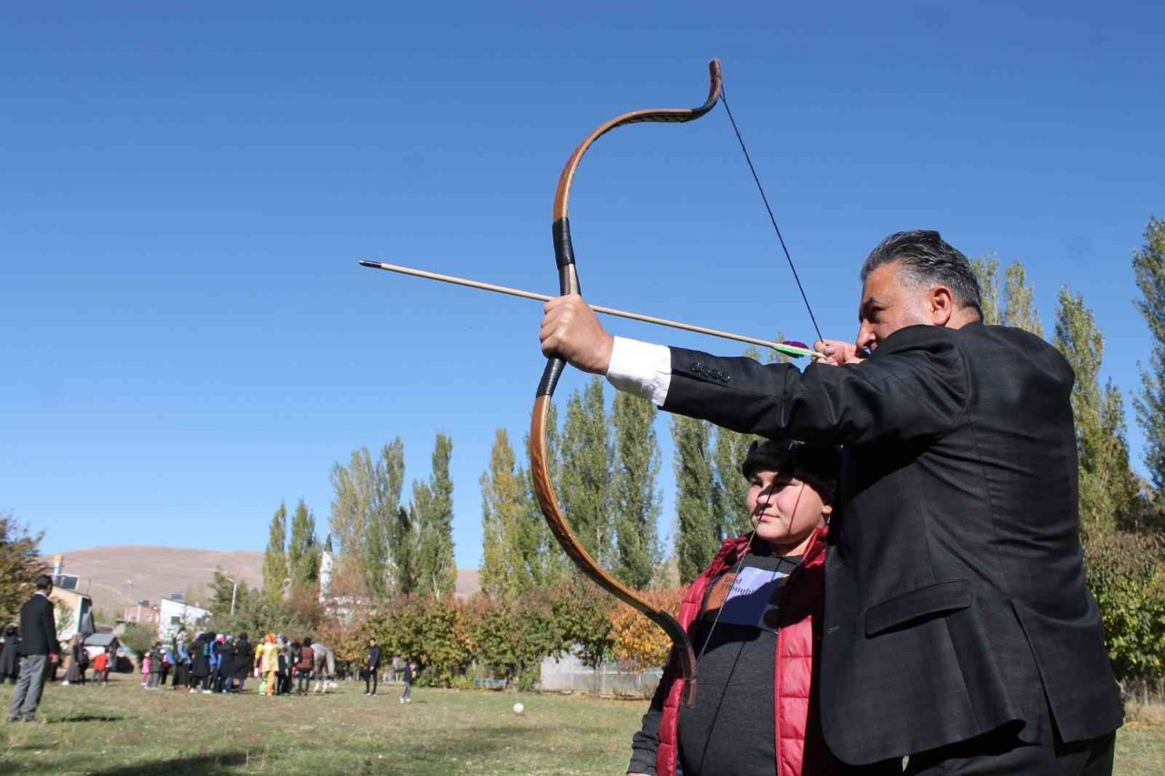 Özel çocukların at binerek ok atarak ata sporlarıyla tanıştığı anlar yüzlerde tebessüm oluşturdu