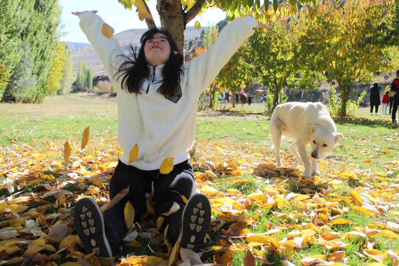 Özel çocukların at binerek ok atarak ata sporlarıyla tanıştığı anlar yüzlerde tebessüm oluşturdu