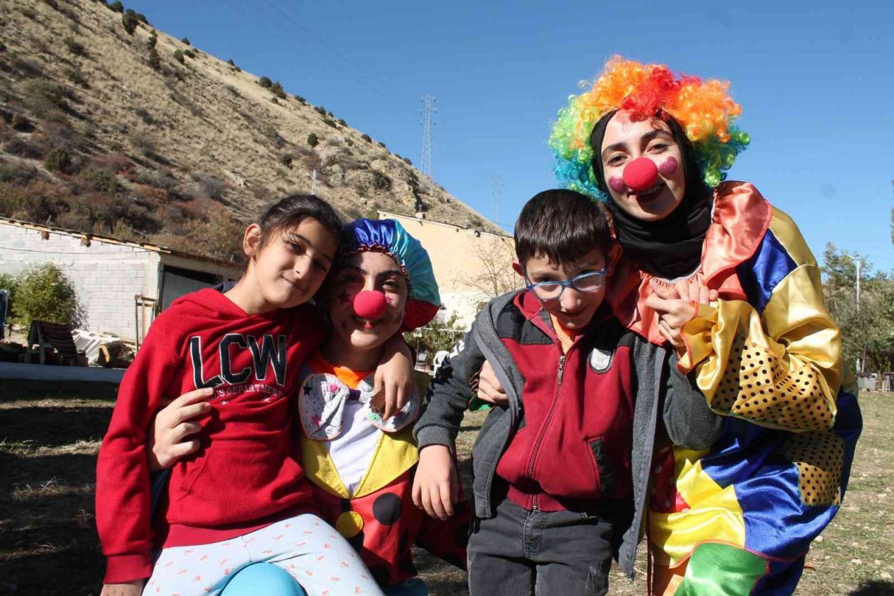 Özel çocukların at binerek ok atarak ata sporlarıyla tanıştığı anlar yüzlerde tebessüm oluşturdu