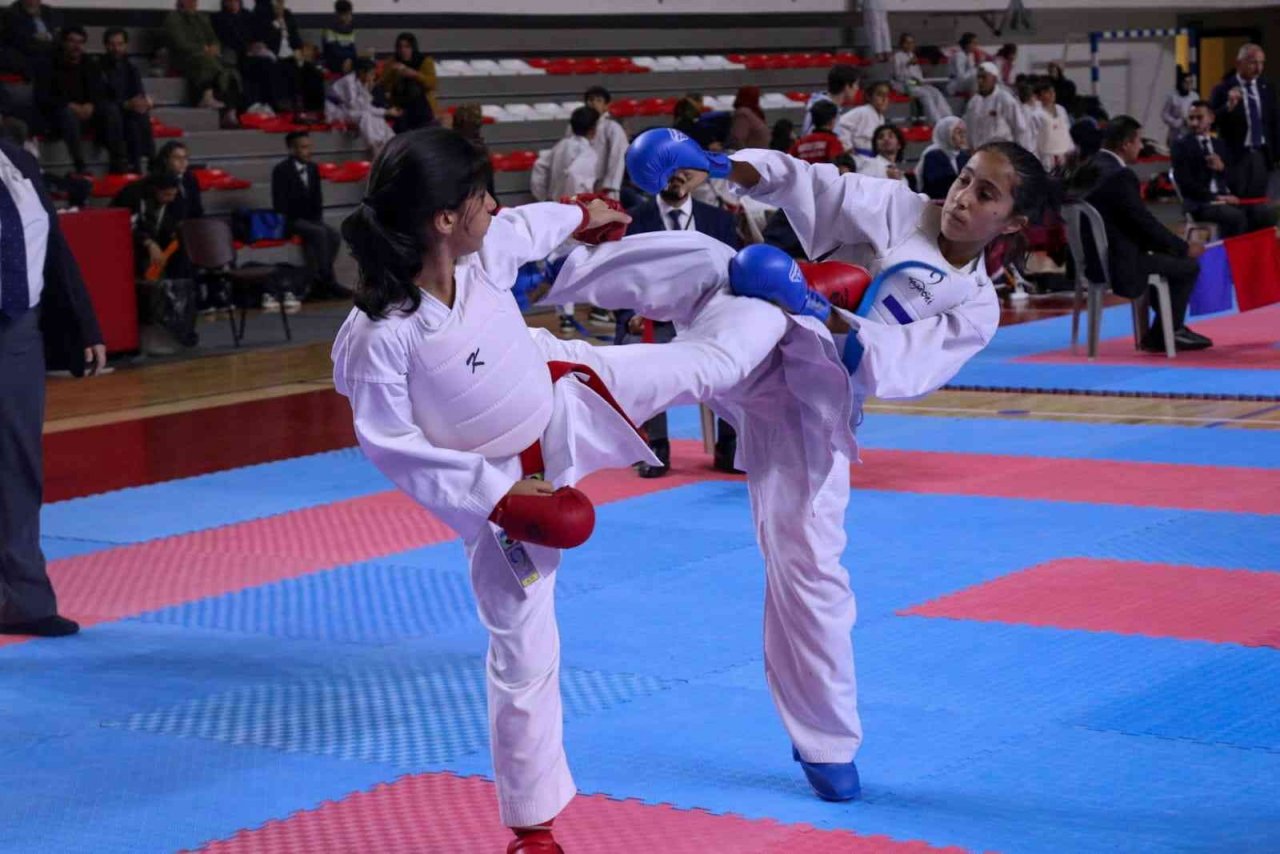 7. Cumhuriyet Kupası iller arası karate turnuvası Sivas’ta başladı