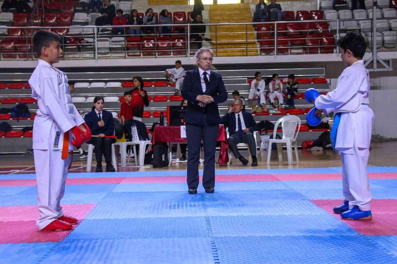 7. Cumhuriyet Kupası iller arası karate turnuvası Sivas’ta başladı