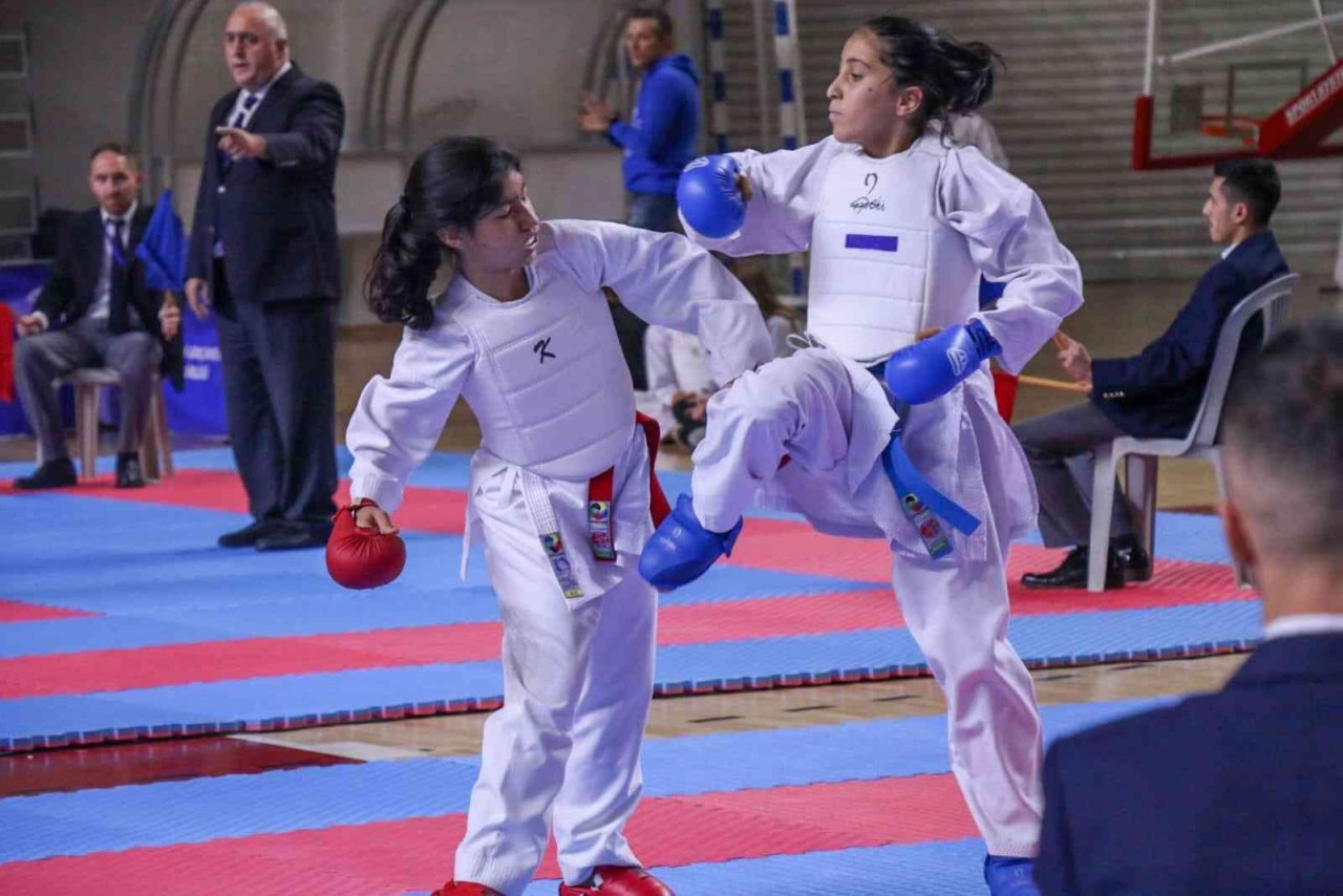 7. Cumhuriyet Kupası iller arası karate turnuvası Sivas’ta başladı