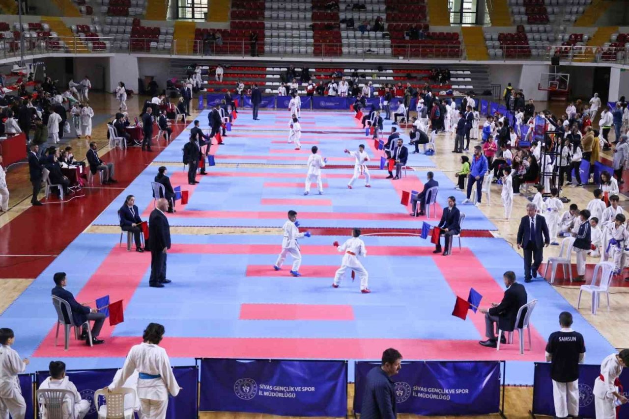 7. Cumhuriyet Kupası iller arası karate turnuvası Sivas’ta başladı