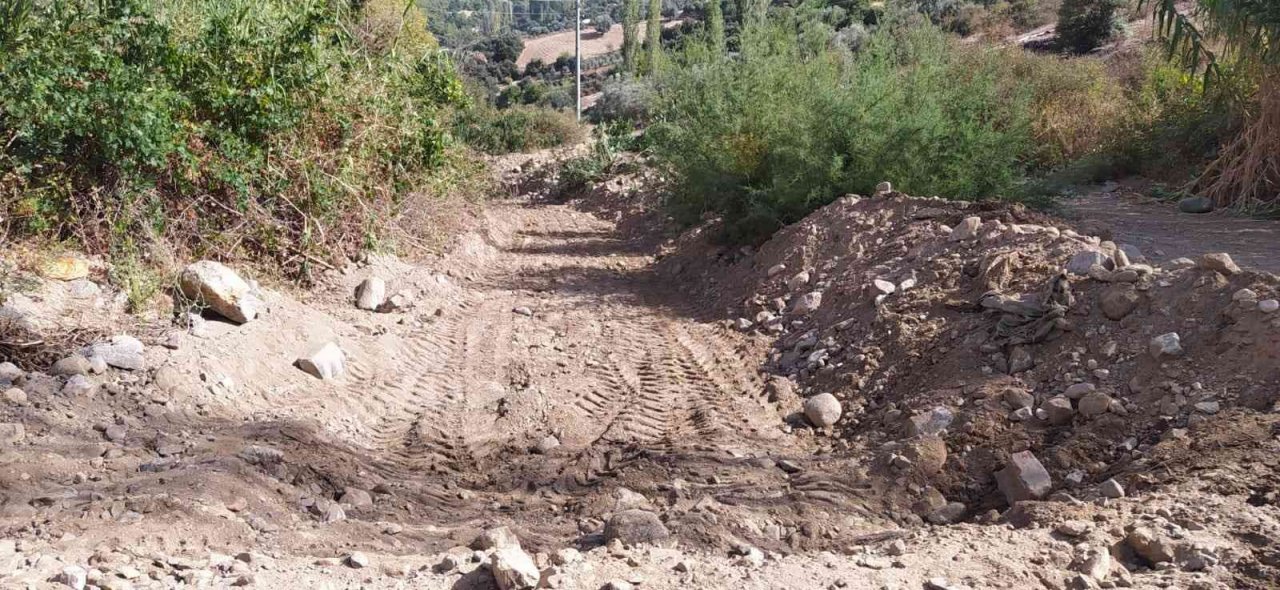 Çakaldoğan’da dere temizlik çalışması yapıldı