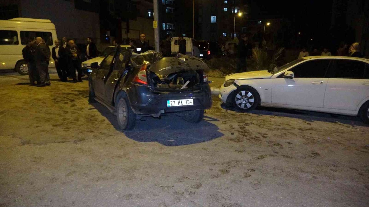 Otomobil metrelerce havaya uçup park halindeki aracın üzerine düştü