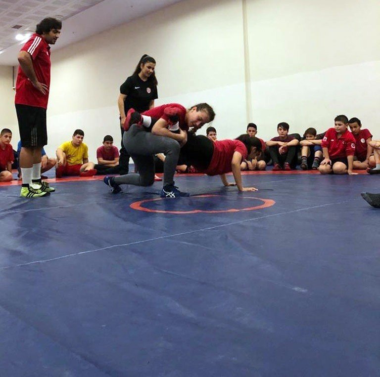 Kepez’in güreşçileri şampiyonaya hazırlanıyor