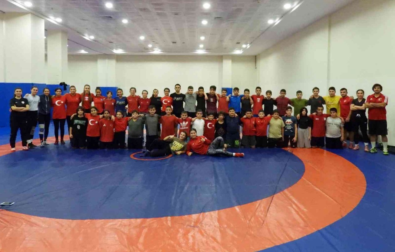 Kepez’in güreşçileri şampiyonaya hazırlanıyor