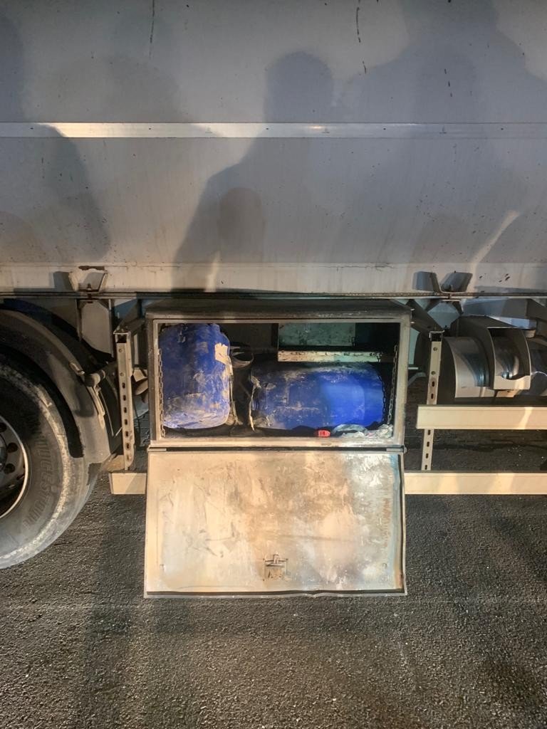 Uyuşturucuyu varillerin içine saklamışlar