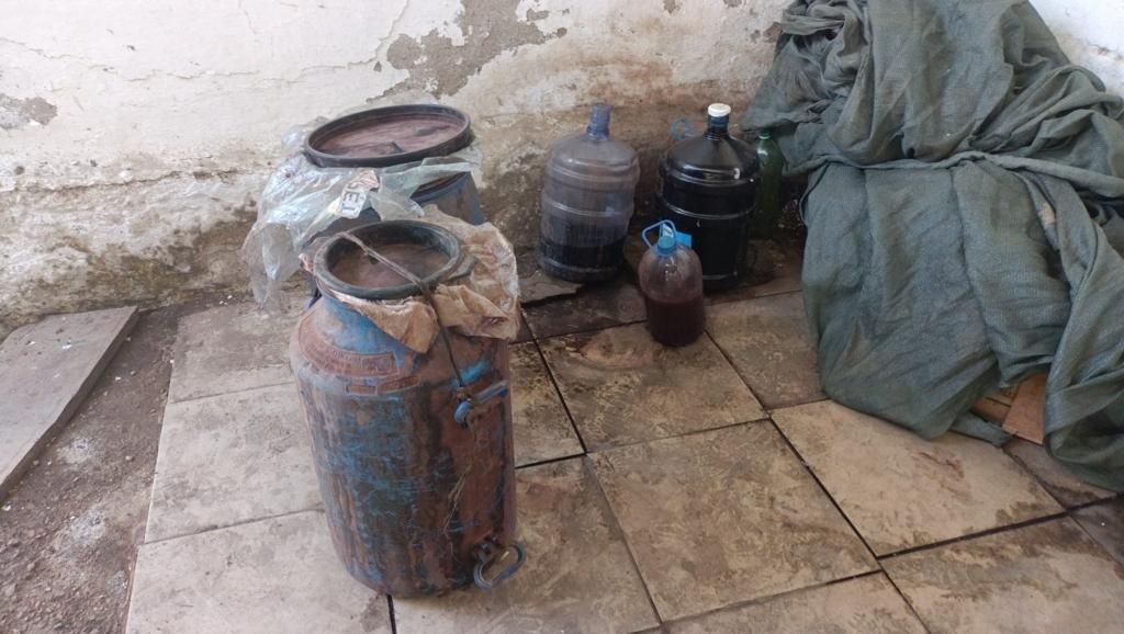 Ahırda fare pisliklerinin içinde sahte içki hazırlayıp satmış