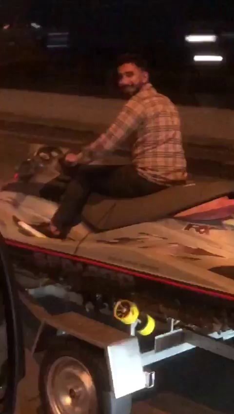 Tuzla’da ilginç görüntü: Denizde değil otoyolda jet ski ile yolculuk etti