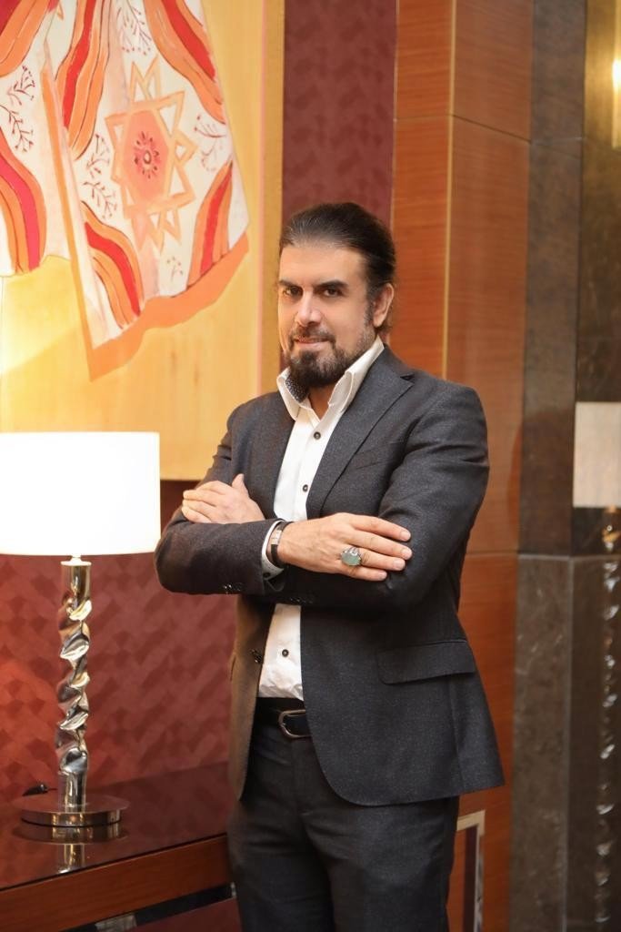 Onu herkes iş adamı olarak biliyor, şarkılarını milyonlar dinliyor