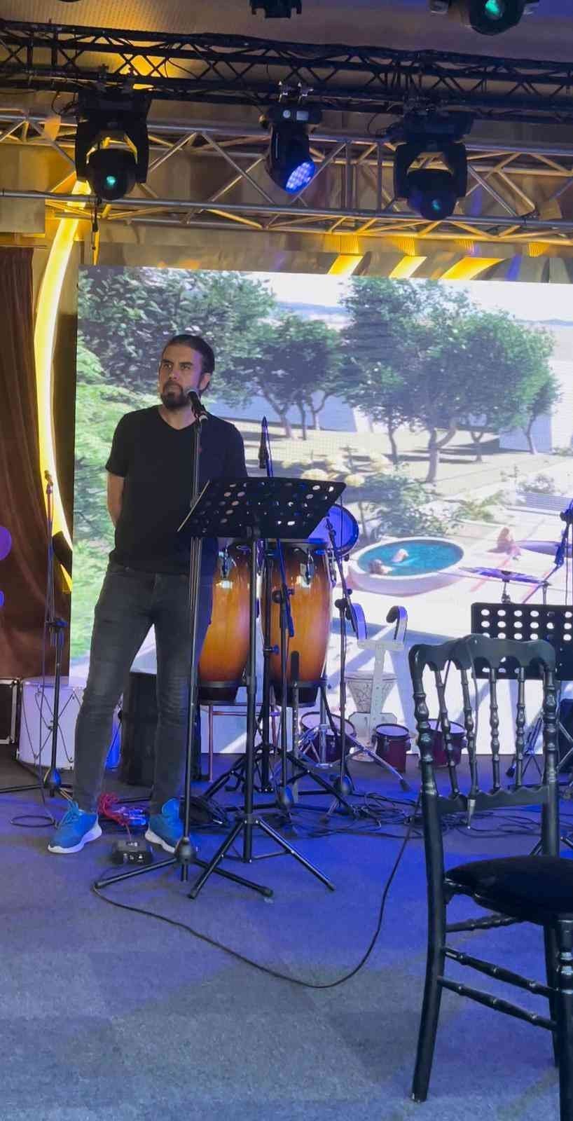 Onu herkes iş adamı olarak biliyor, şarkılarını milyonlar dinliyor