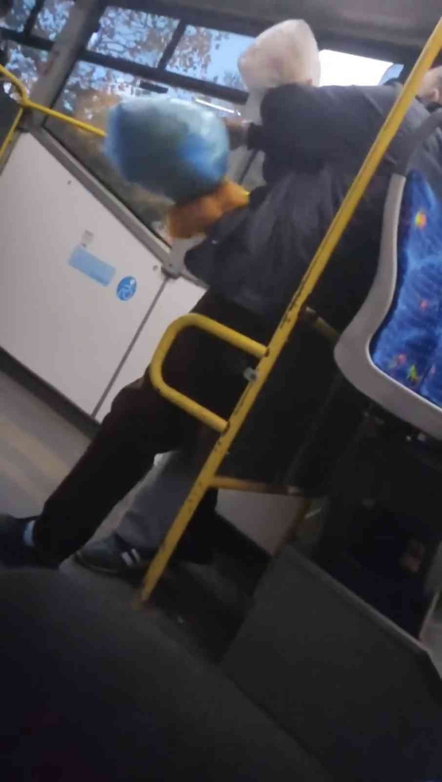 Kartal’da iki yaşlı adam otobüste yumruk yumruğa birbirine girdi