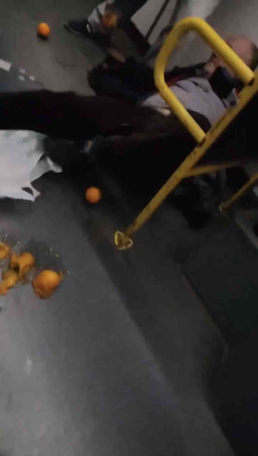 Kartal’da iki yaşlı adam otobüste yumruk yumruğa birbirine girdi