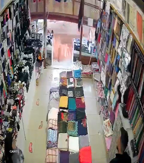 2 çocuklu aile ölümden saniyelerle kurtuldu, o anlar kameralara yansıdı